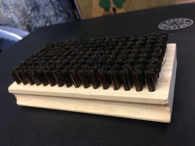 Spazzola in crine da sci snowboard per sazzolatura sciolina dopo la spatolatura